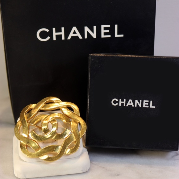 Chanel CC Logo Gold Plated Swirl Brooch with Box ~ Made In France *signed* - Picture 12 of 16